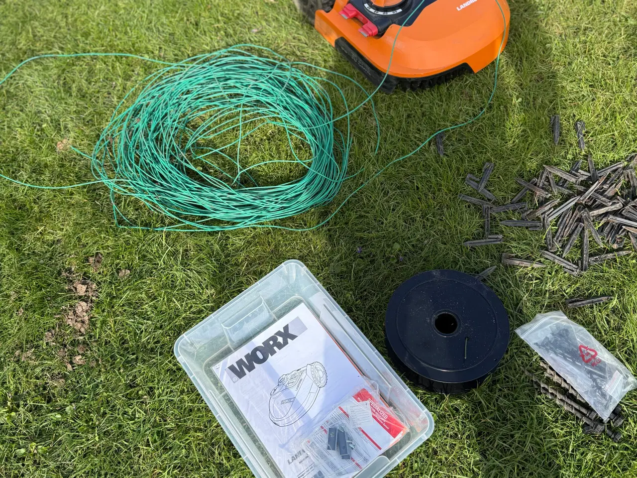 Billede 1 - Worx M500 robot plæneklipper med tilbehør sælges 