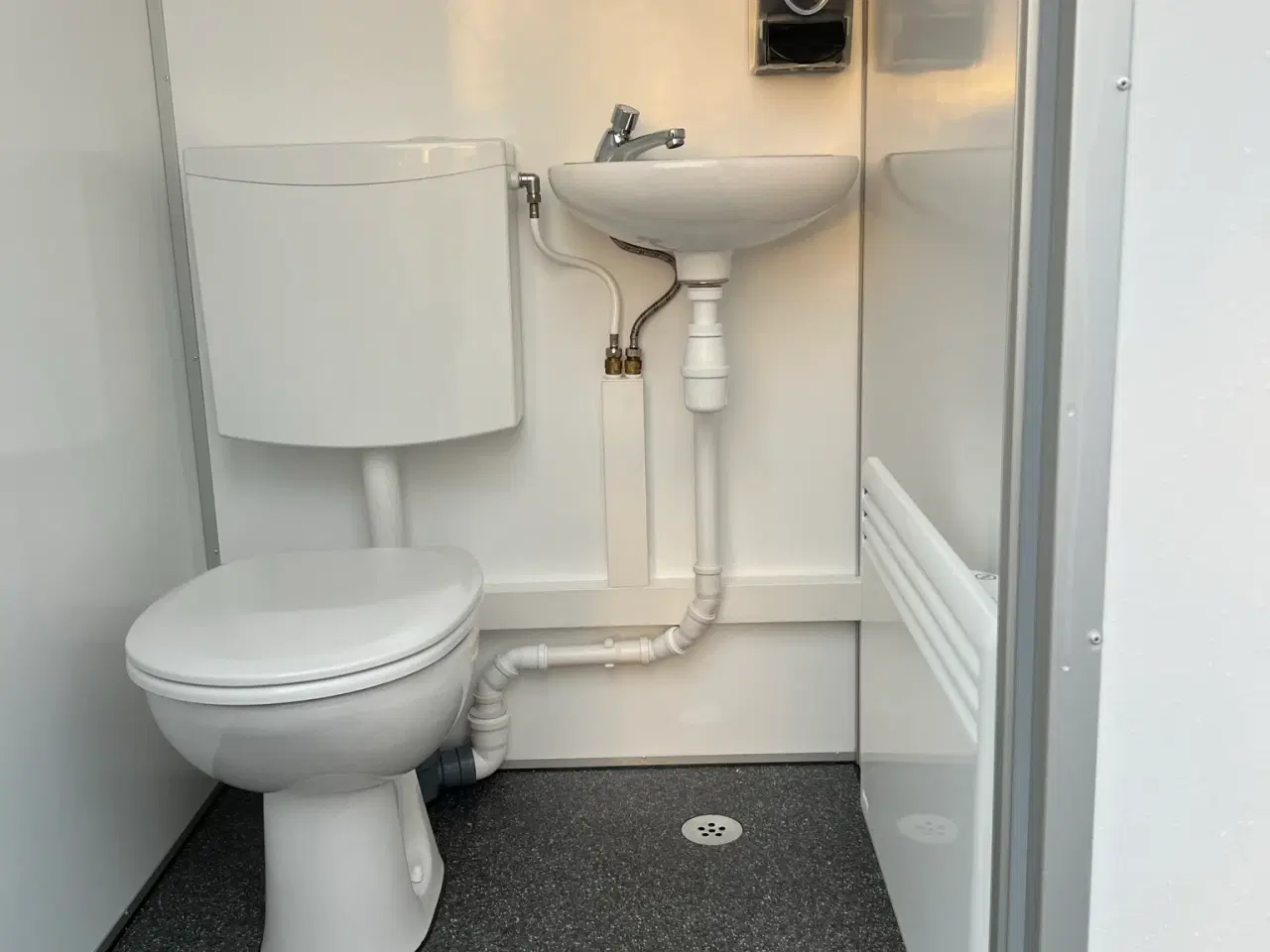 Billede 3 - Type 320: Toiletvogn med 4 toiletter og 3 urinaler
