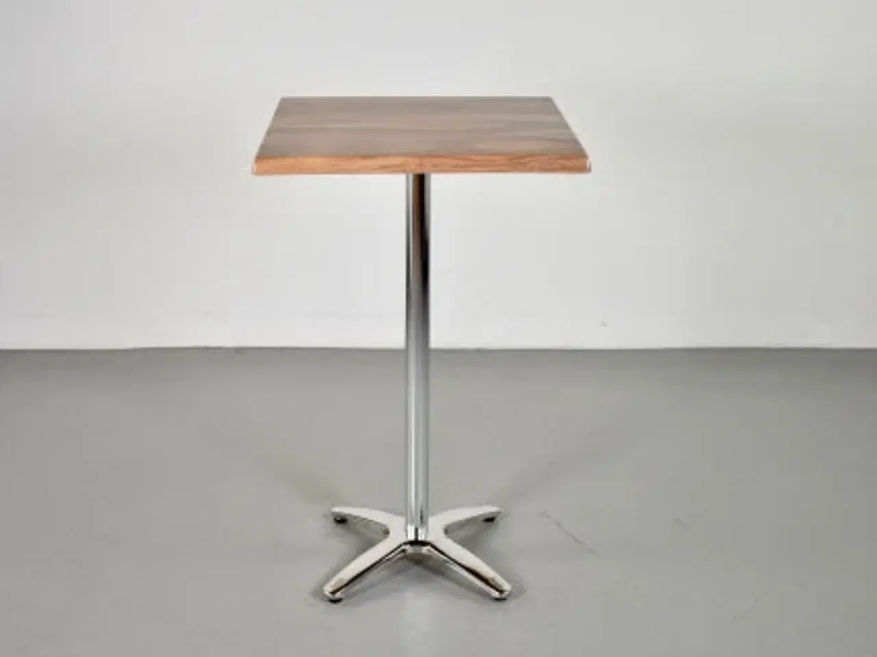 Billede 1 - Højt cafébord med egestruktur og stel af poleret aluminium