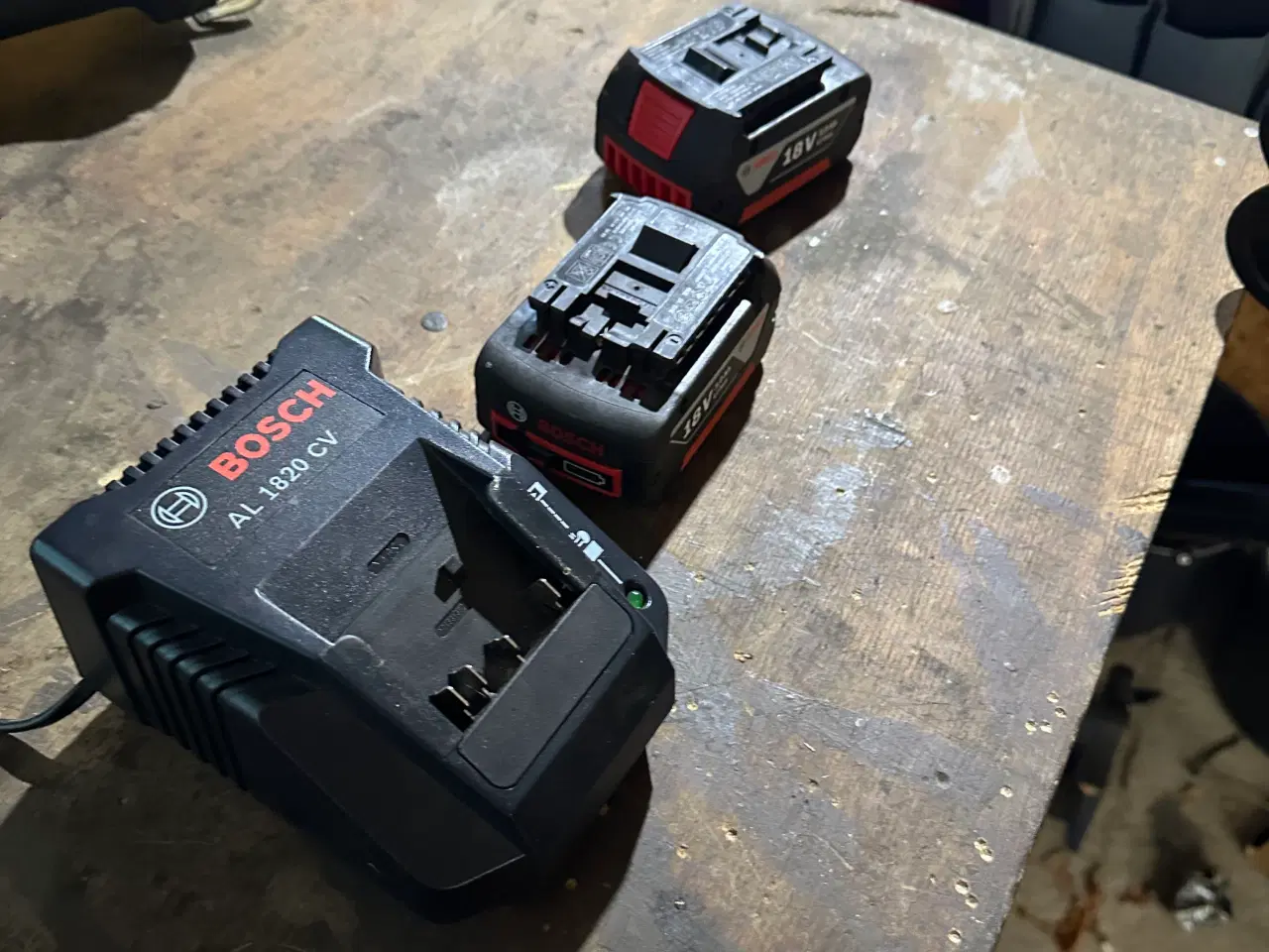 Billede 4 - Lader og batteri til Blå Bosch Boremaskine