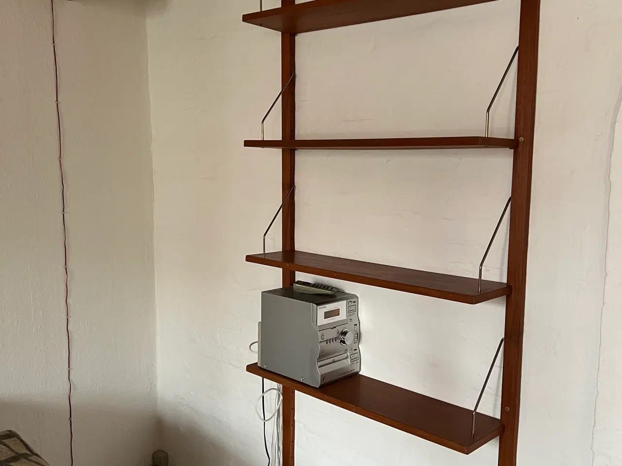 Billede 1 - Teaktræshylder inkl. vanger og ophæng - 4 stk