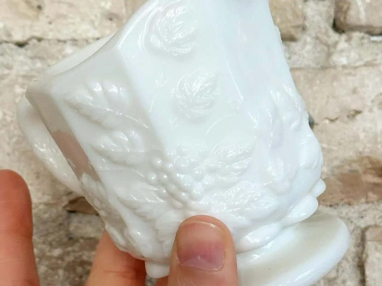 Billede 4 - Flødekande, opalineglas, kantet med vindrueranker