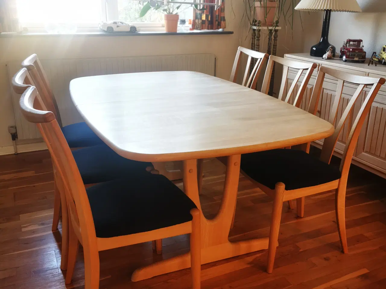 Billede 3 - Spisebord med stole 