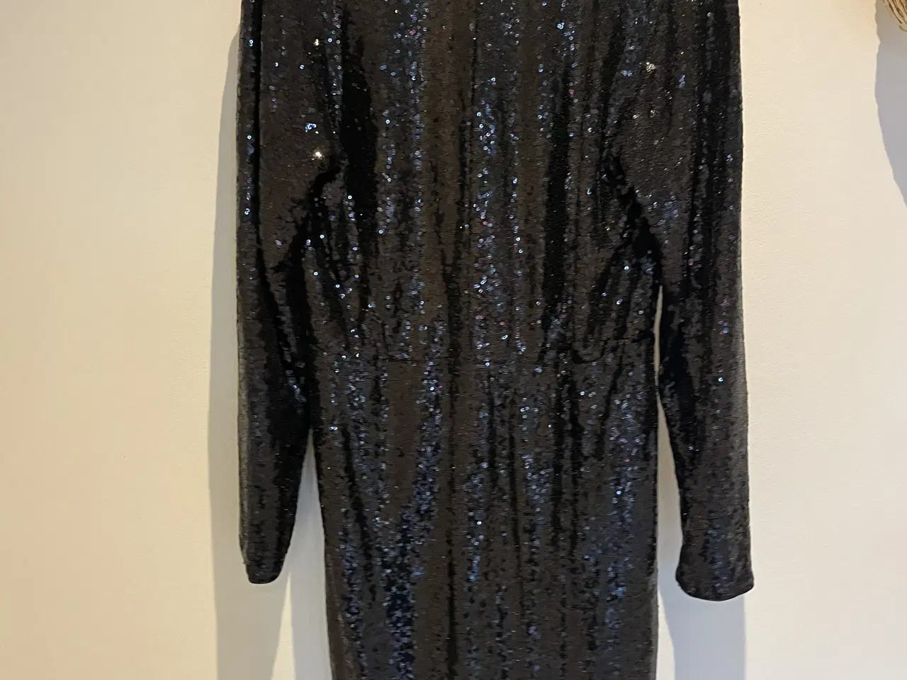 Billede 5 - Smuk paillet kjole