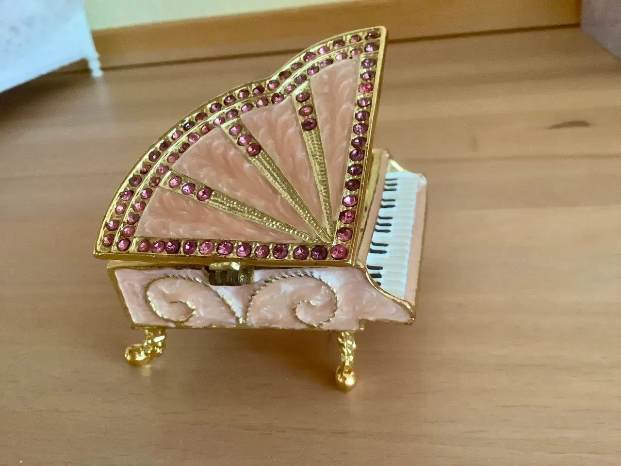 Billede 2 - Lille smykkeskrin formet som et klaver.