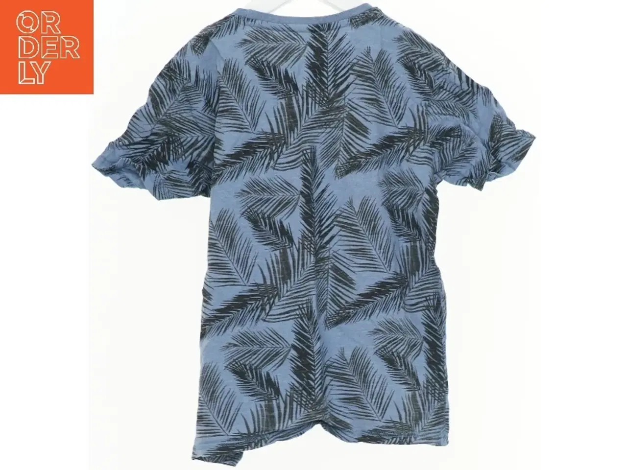 Billede 2 - Blå t-shirt med bladprint og tekst fra Friends (str. 134)