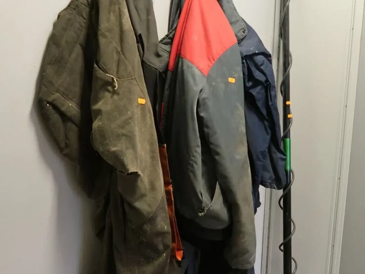 Billede 11 - Div. Arbejdstøj, sko samt bænke