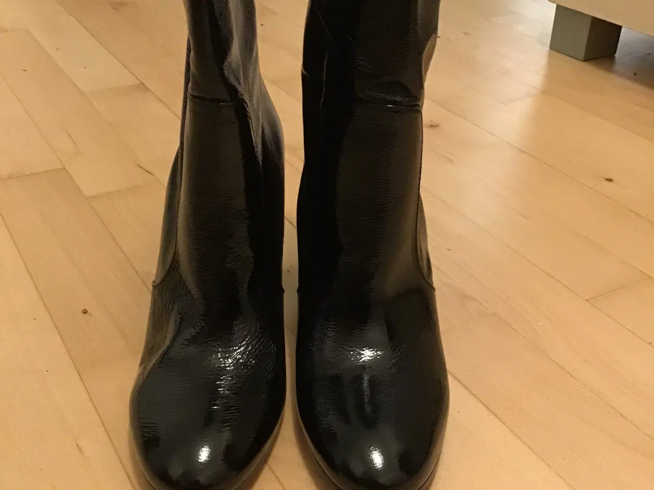 Billede 2 - Blanke, sorte skindstøvler med høj hæl