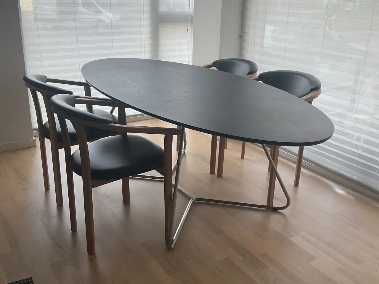 Billede 3 - Peter Boy Design ovalt spisebord i sort laminat me