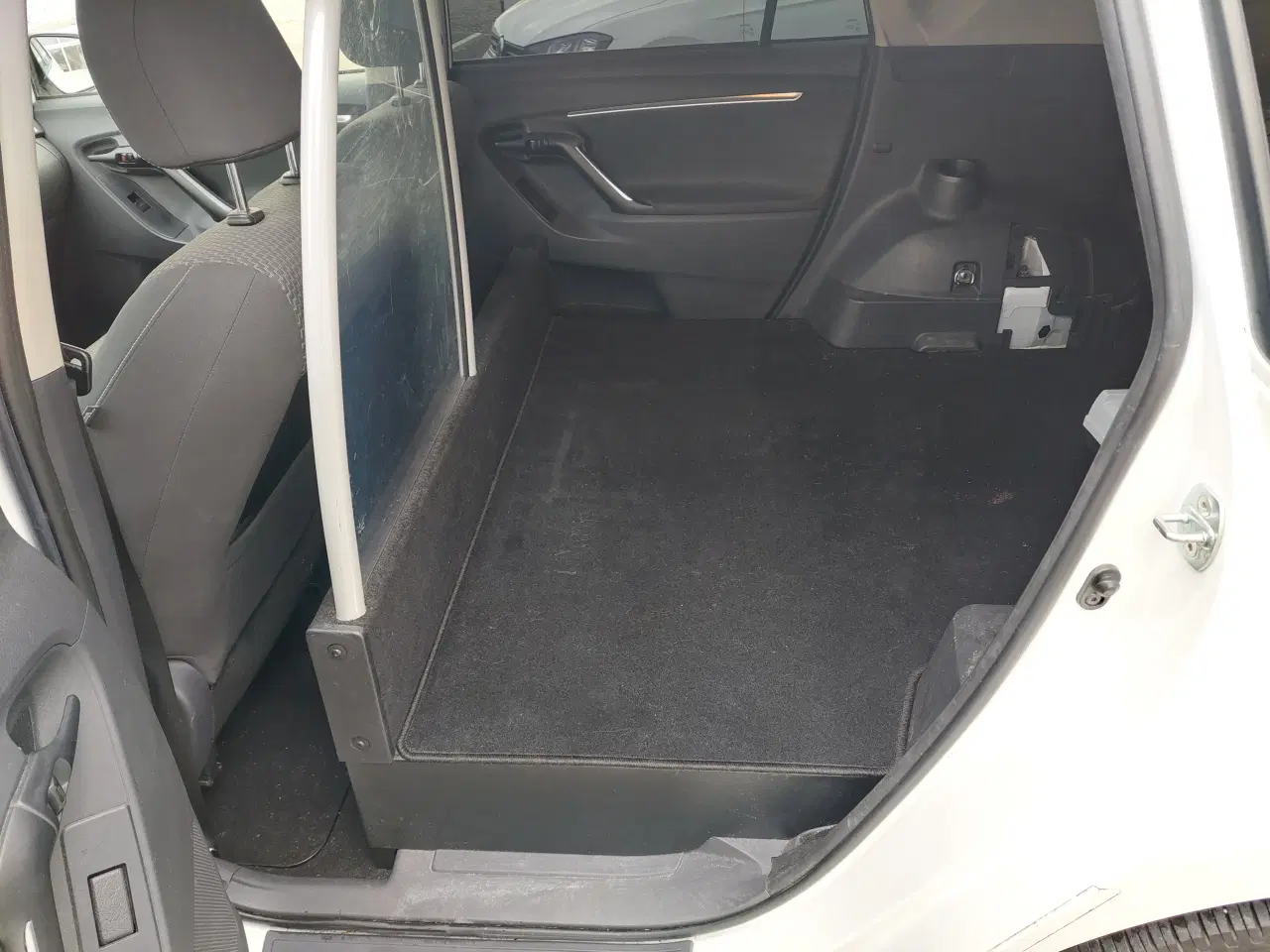 Billede 7 - Velkørende Sportsvan 1,6 D-4D med lavt km. tal.
