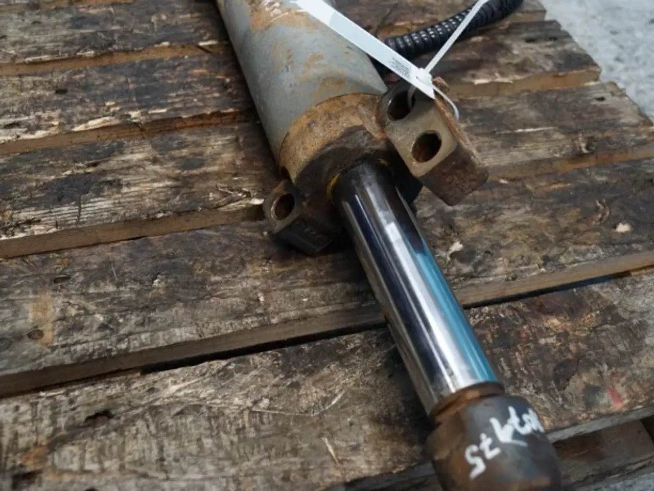 Billede 13 - New Holland LB115B Styrecylinder 85807997