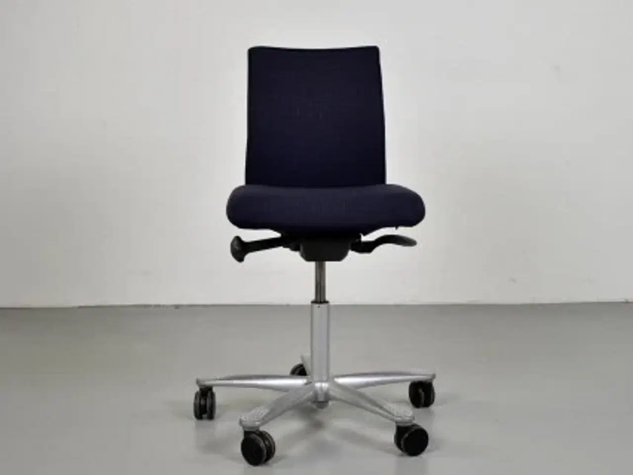 Billede 1 - Häg h05 5200 kontorstol med sort/blå polster og grå stel.