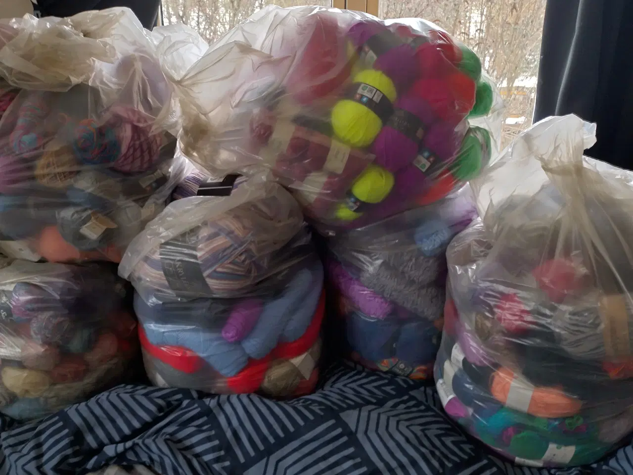 Billede 3 - 7 sække garn + masser af strikkepinde og et par bø