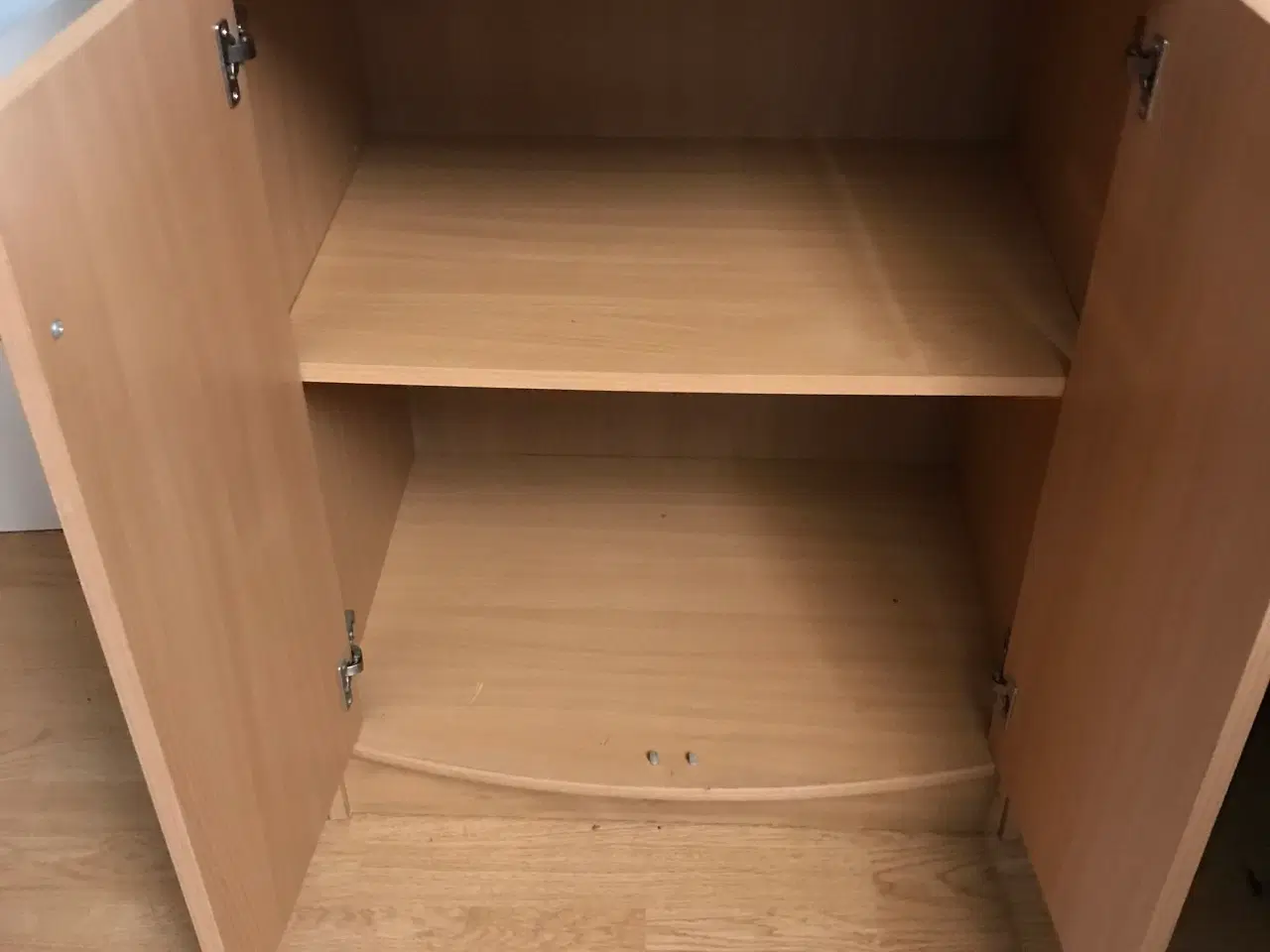 Billede 4 - Brun glasreol sælges