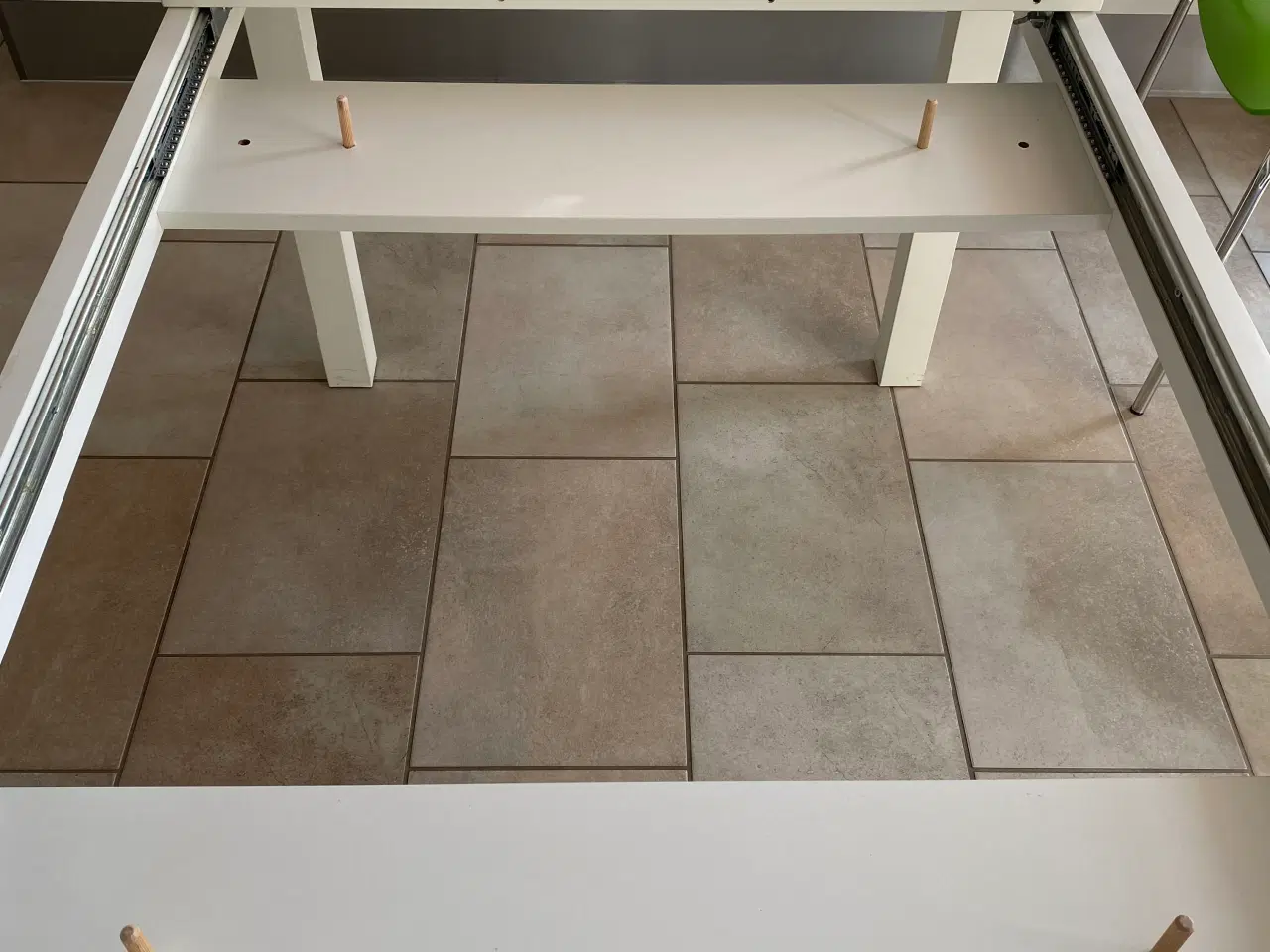 Billede 7 - Hvidt spisebord med 2 tillægsplader