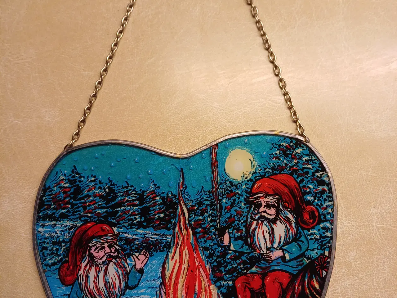 Billede 1 - Hjerteformet vinduesophæng/glasmaleri med julemænd