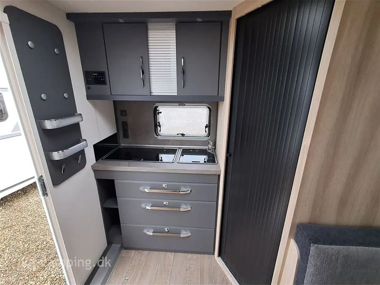 Billede 7 - 2026 - Hobby De Luxe 460 SFf   Ny 2026 Kampagne model DK LINE fra HOBBY - kan nedvejes til 1350 kg.