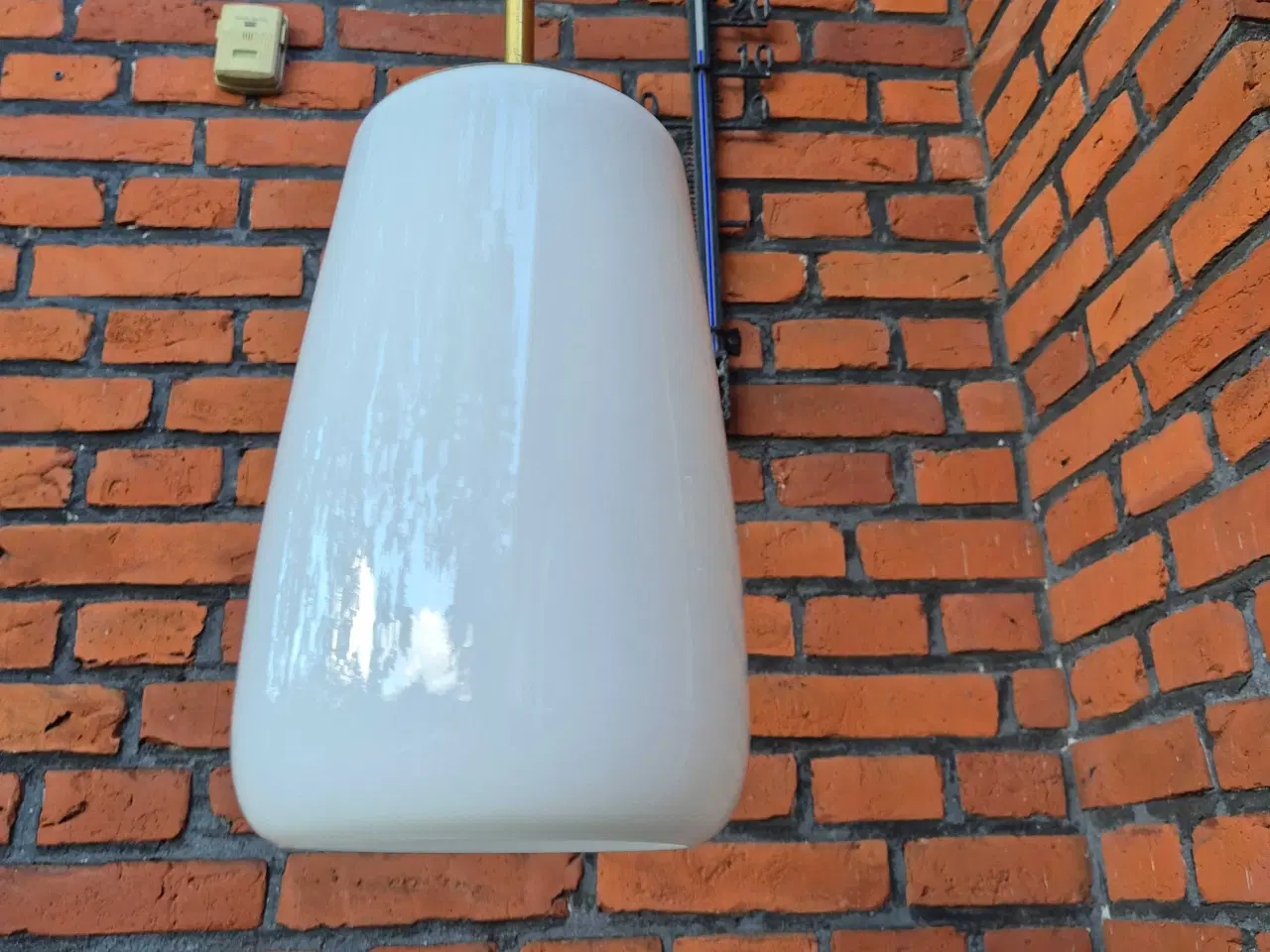 Billede 3 - Elegant retrolampel i opalglas med messingtop