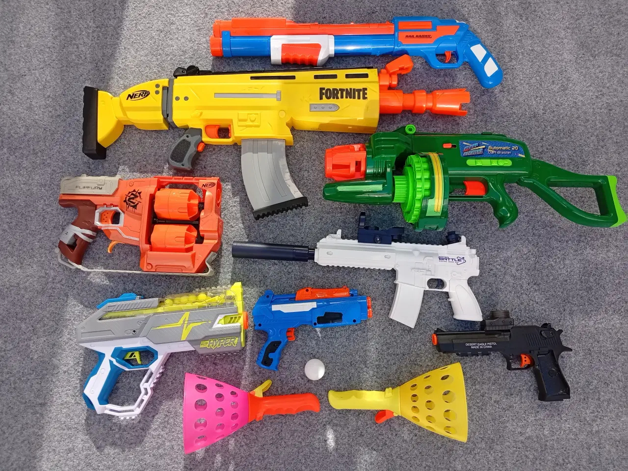Billede 1 - Legetøjsvåben i forskellige modeller og farver.
