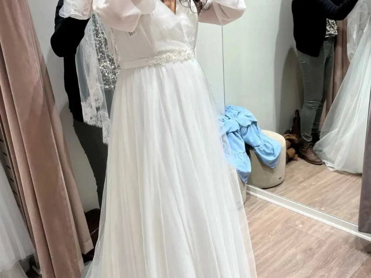 Billede 3 - Lilly brudekjole med ærmer, tyl og lille slæb