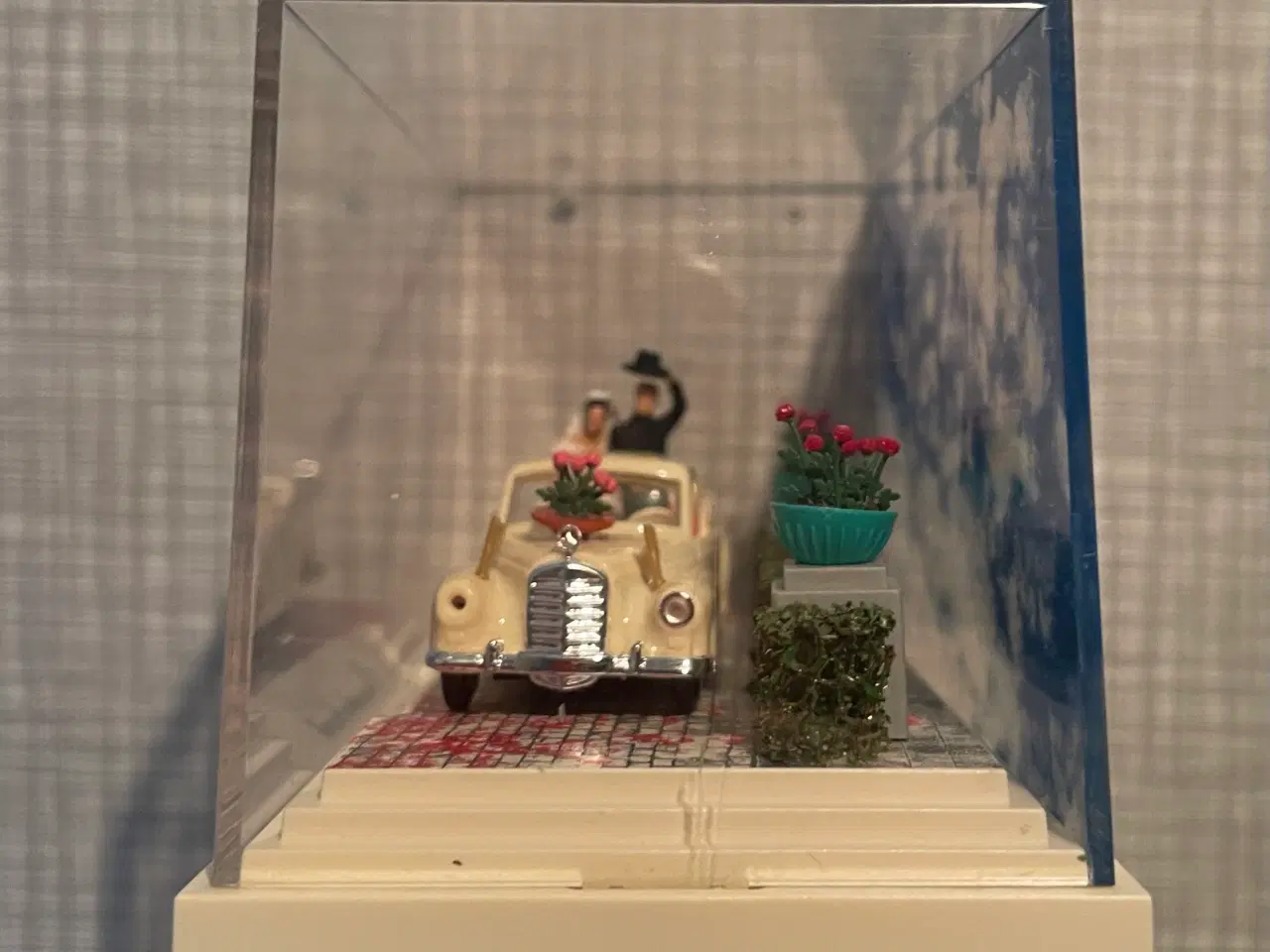 Billede 3 - Busch diorama, nygifte med bil m.m. H0