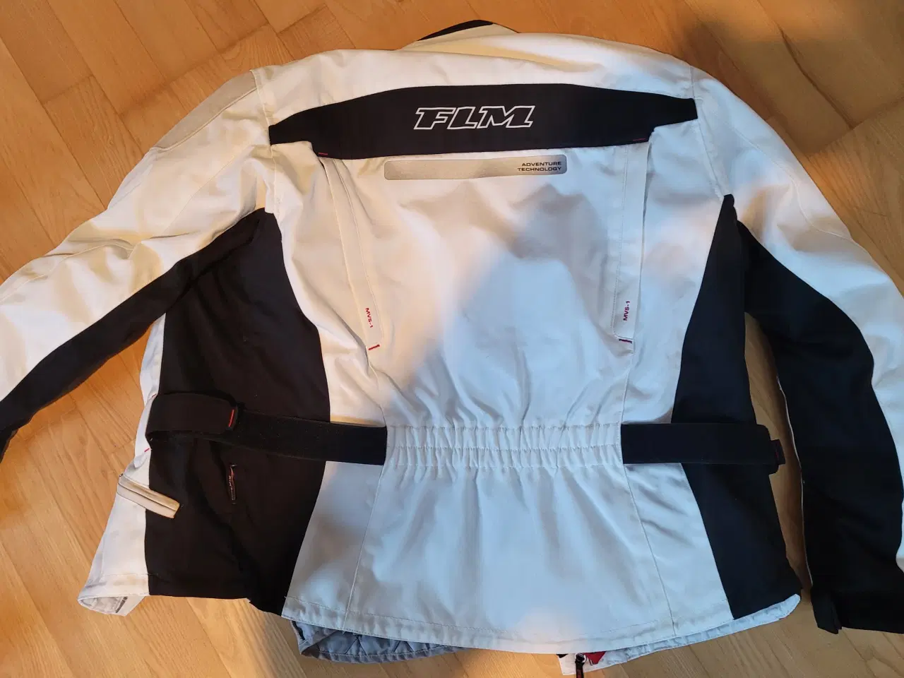 Billede 1 - FLM Hvid/ Sort Dame Jakke