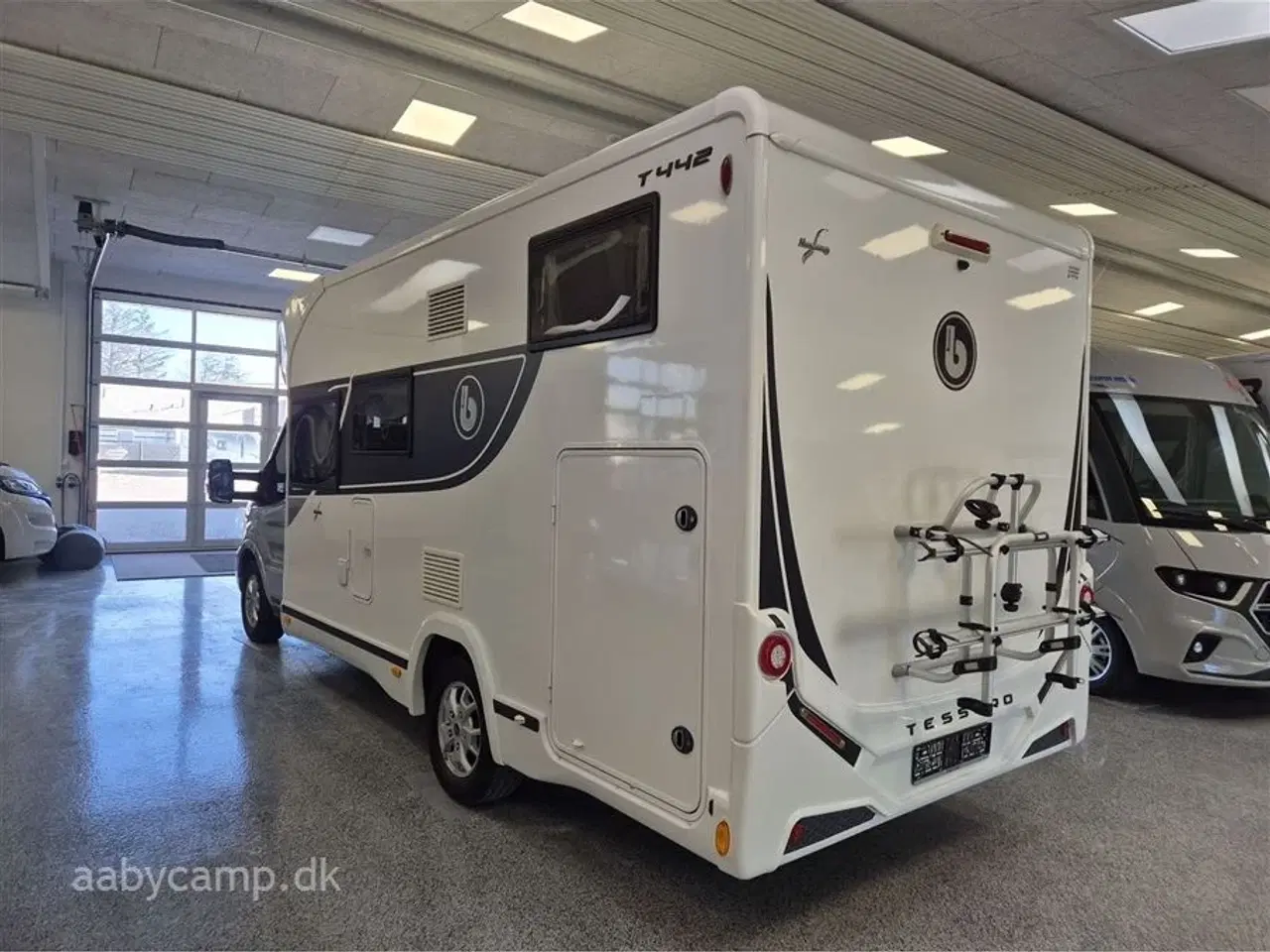 Billede 3 - 2022 - Benimar Tessoro 442   Nk. Pakke. automatgear. solcelle. 2x Agm Batterier. markise. udv. gasudtag. cykelstativ. sælges kun til cvr !!!