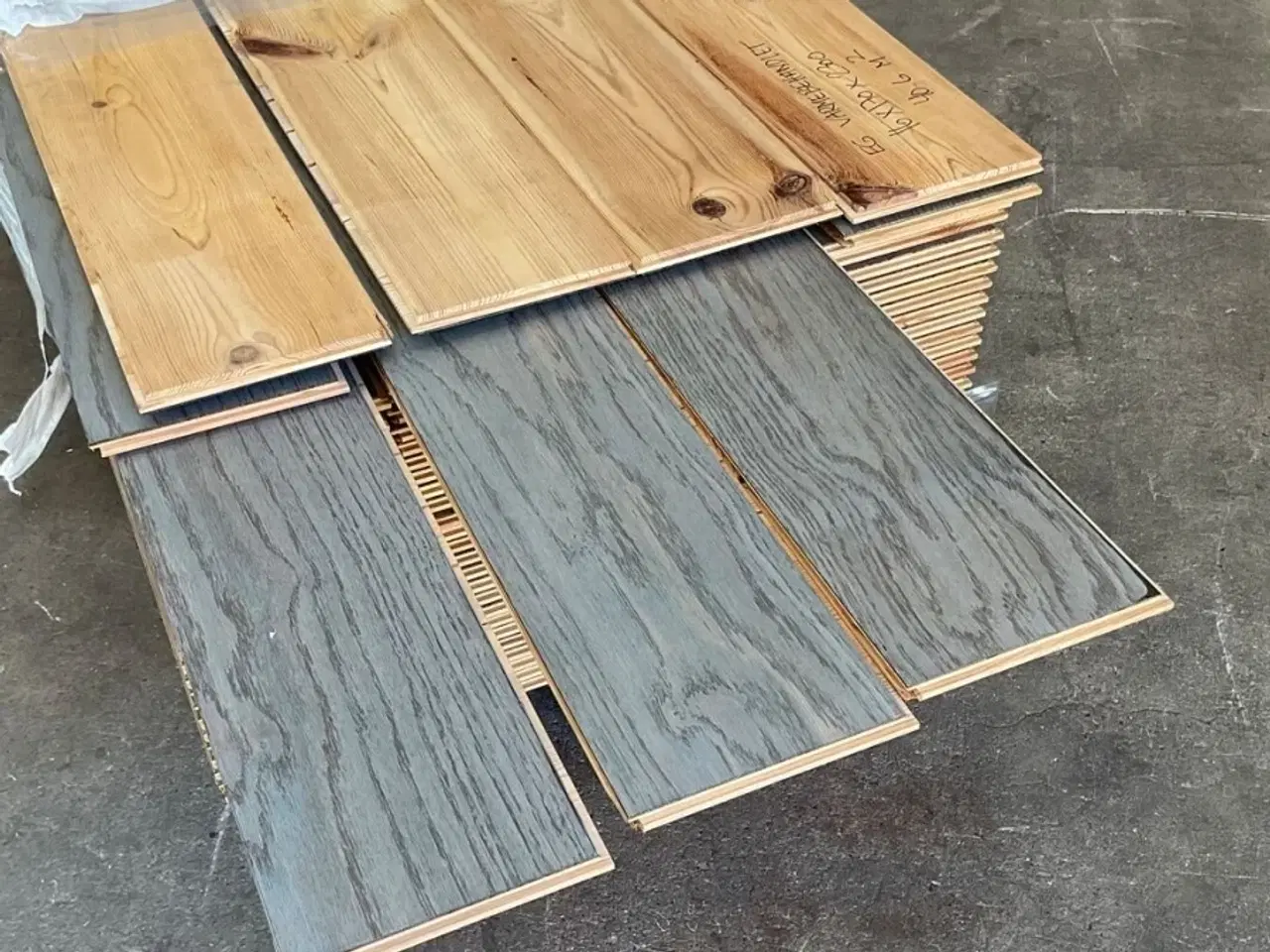Billede 1 - Plankegulv i egetræ. Varmebehandlet, hvid matlak. Wiking Gulve 2.sort. 40,6 m2