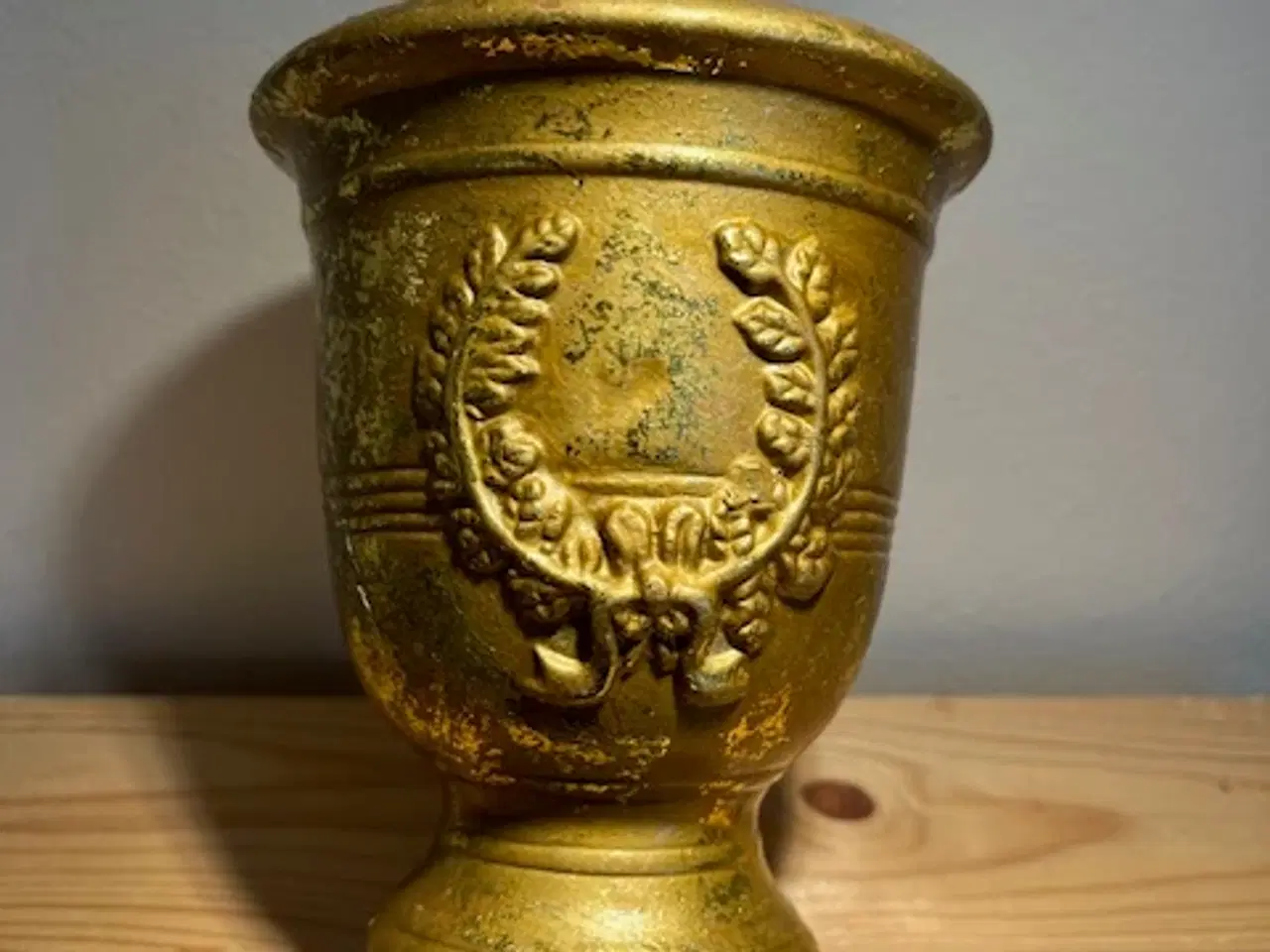 Billede 1 - Smuk patineret guldpokal / urtepotteskjuler