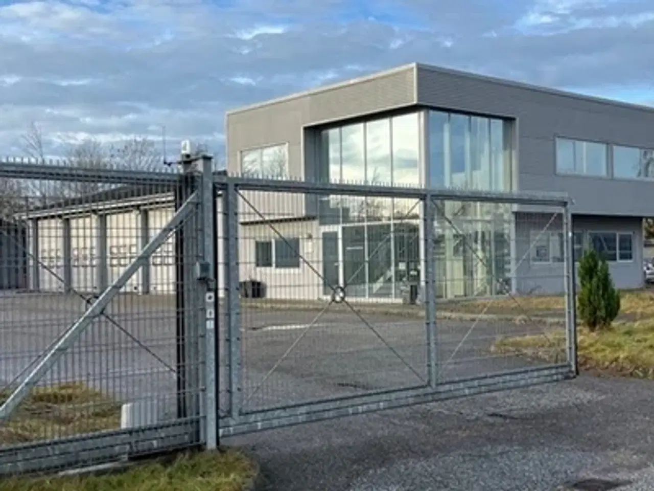 Billede 1 - Lager/Garage udlejes