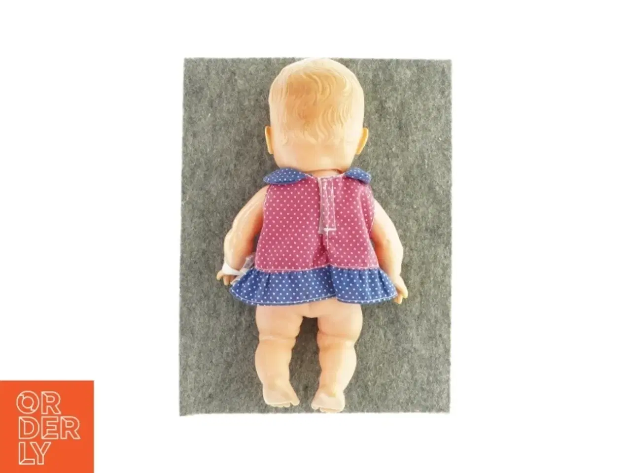 Billede 2 - Lille dukke med kjole (str. H: 22 cm)