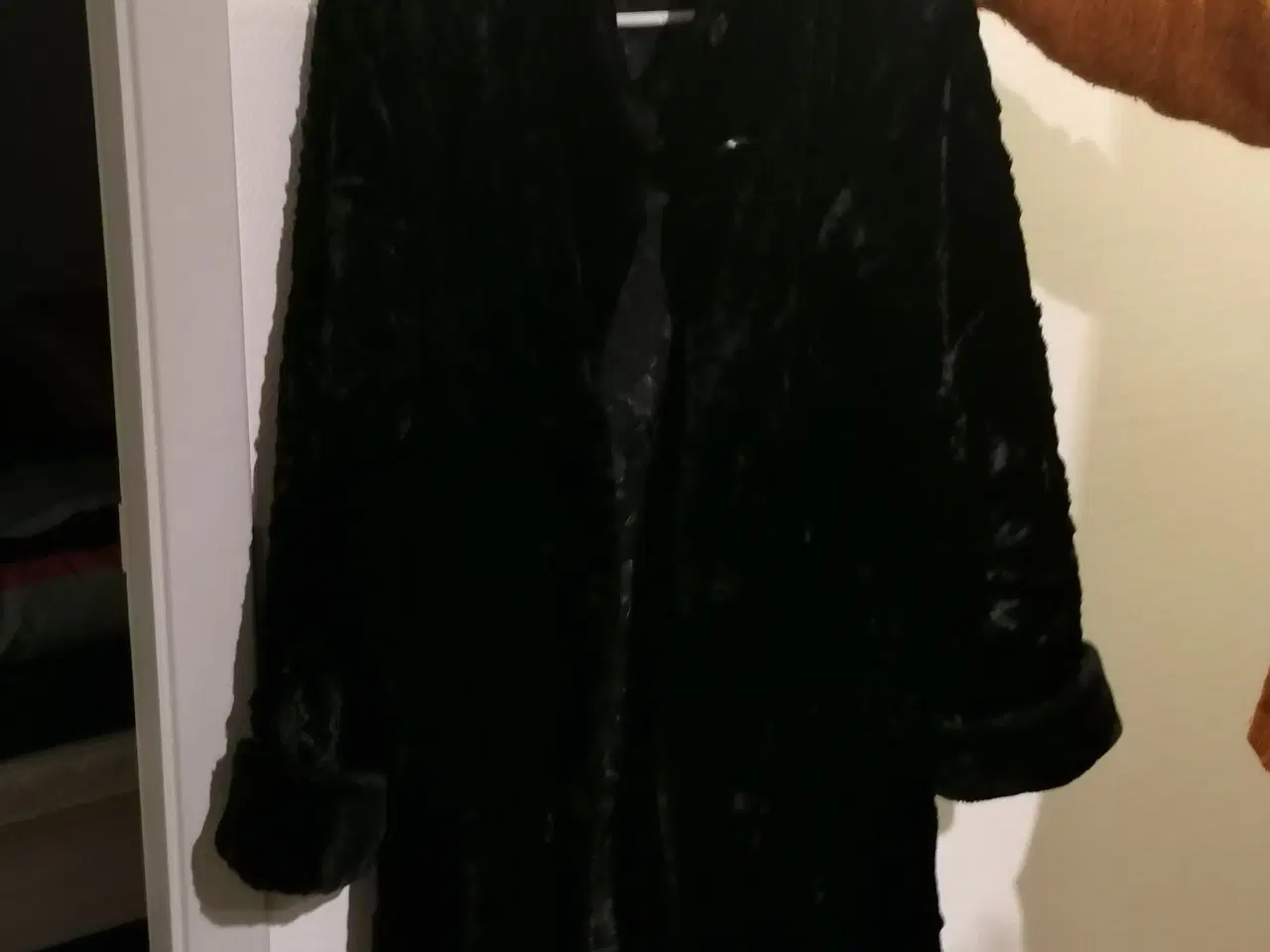 Billede 1 - 3/4 sort pels-imiteret jakke sælges