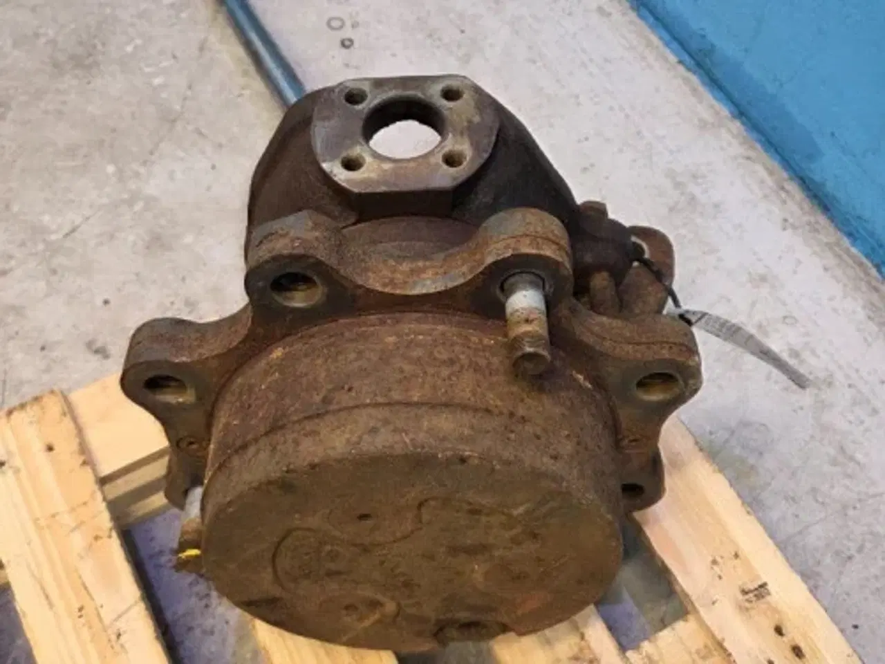 Billede 3 - New Holland LB 110 B Hjulnav R. 85817698