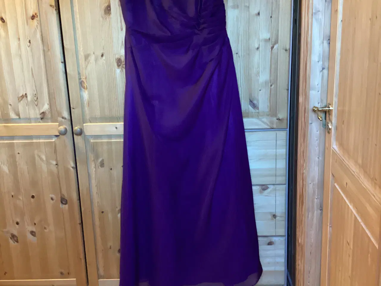 Billede 7 - Flot mørk lilla Galla/Selskabskjole str. 54