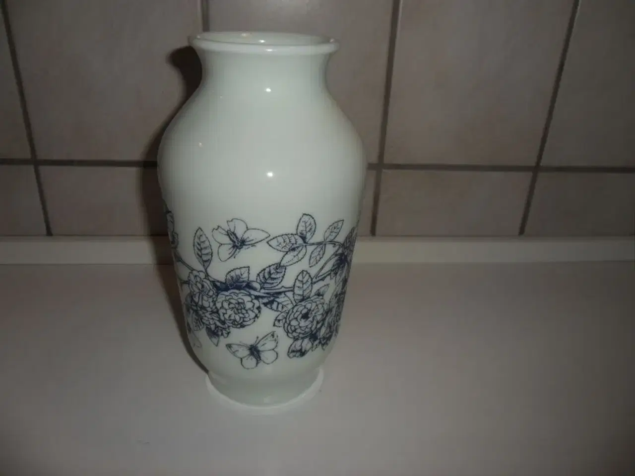 Billede 4 - Retro vaser  hvid med blå el. guld deco.