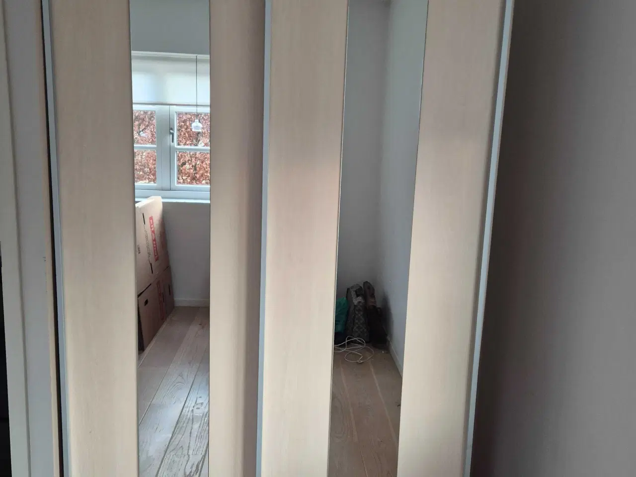 Billede 1 - Skab med skyde låge