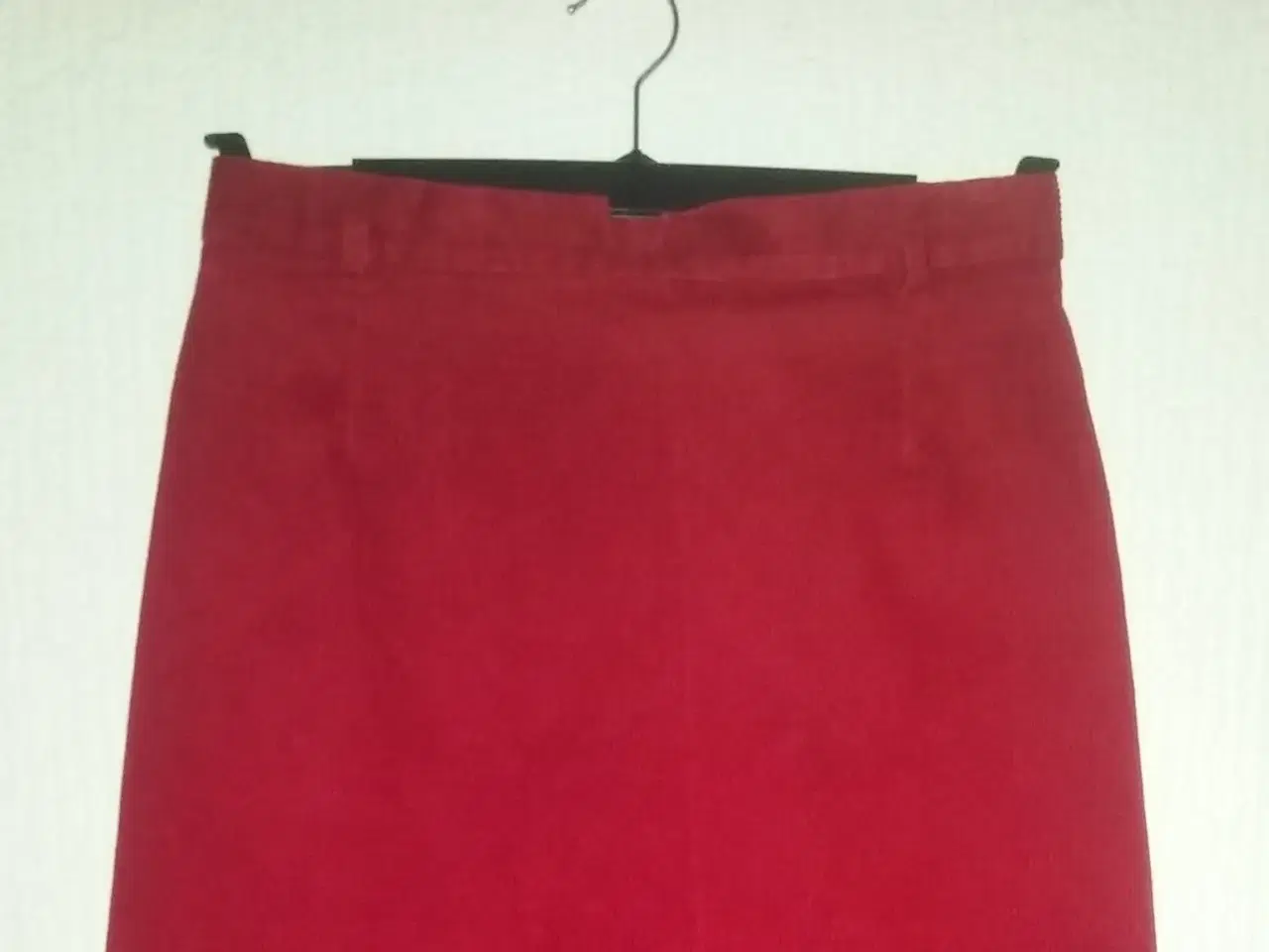 Billede 1 - Nederdel i rødt fløjl str 40/42 - se mål 