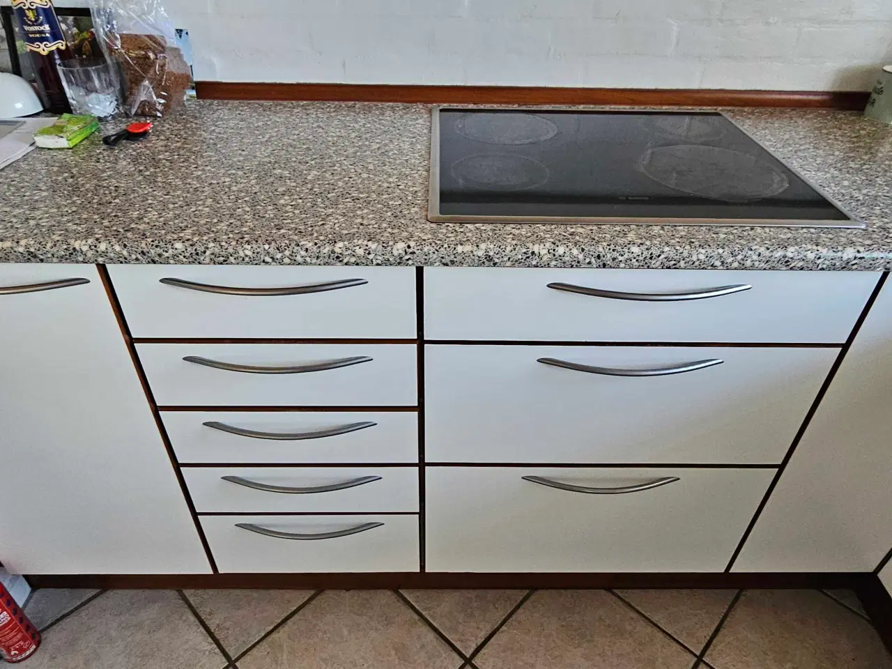 Billede 1 - Svane køkken hvid laminat med trækanter