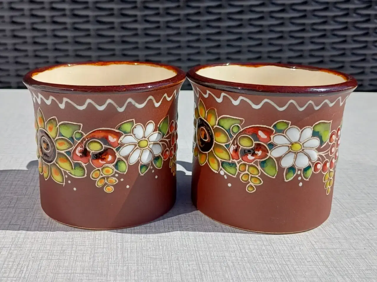 Billede 2 - To håndmalede kopper i keramik. Blomstermotiv.