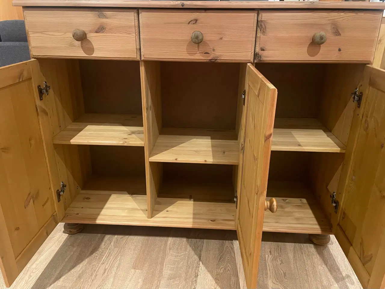 Billede 2 - Stor skænk med 3 låger, 3 hylder og 3 skuffer
