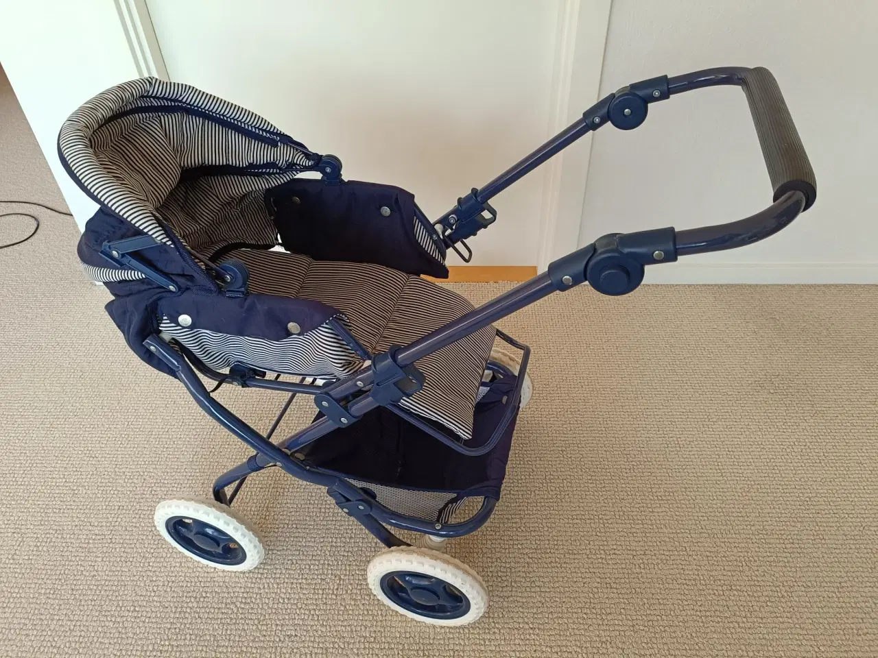 Billede 4 - Flot dukkevogn med justerbart håndtag