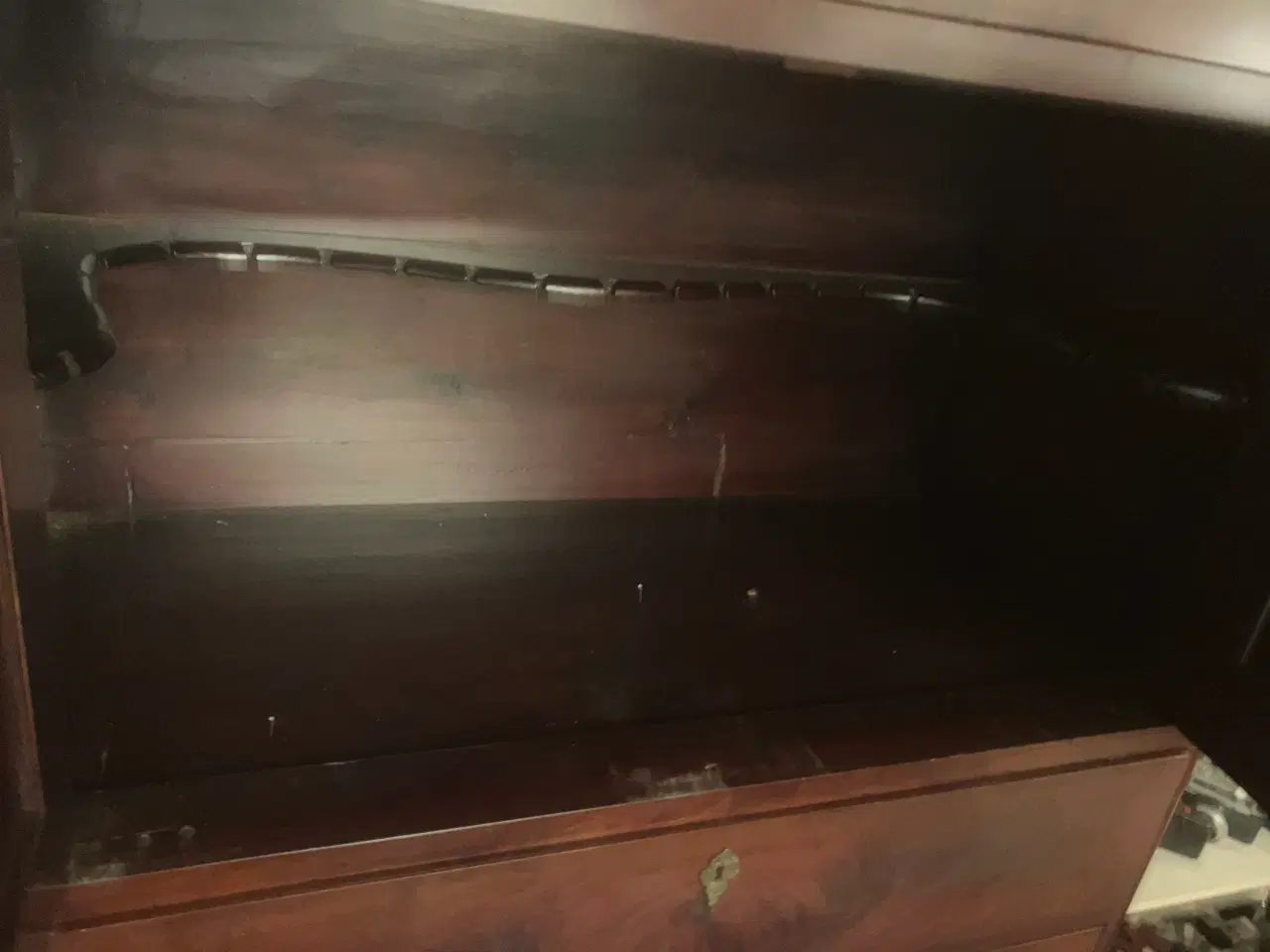 Billede 3 - Antik skab i poleret mahogeni med skeophæng 