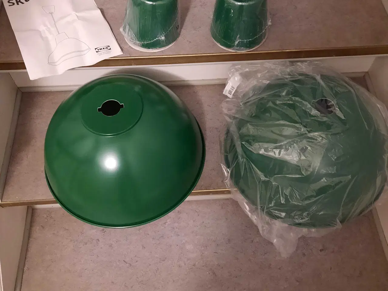 Billede 1 - 2 x store  loftslamper I en flot grøn farve sælges