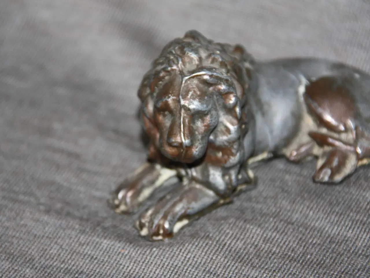 Billede 3 - Løve figur i metal længde 10,5 cm brugt stand