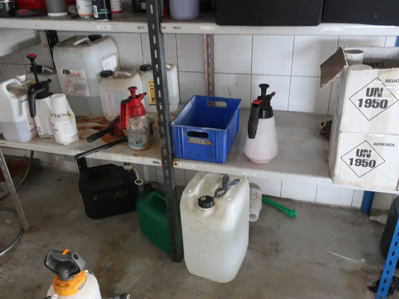 Billede 3 - Reol med indhold