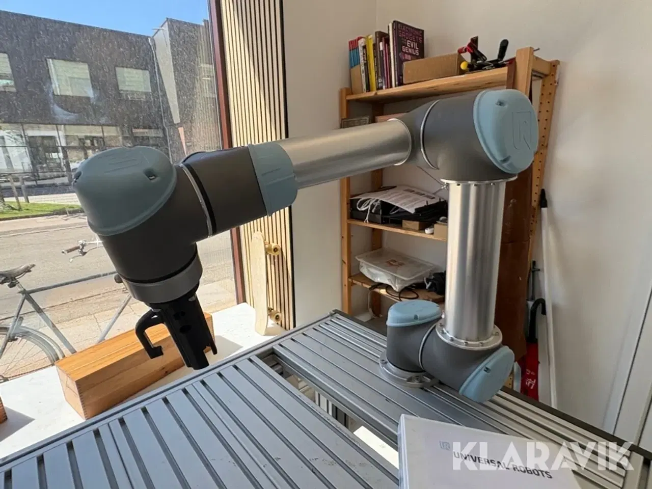 Billede 10 - Robot Universal Robot UR5/CB3 med rullebord