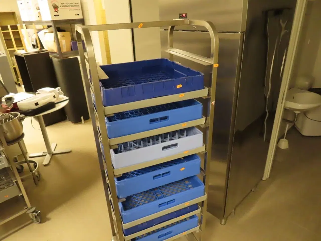 Billede 2 - Stik/bakkevogn til opvaskebakker inkl bakker.