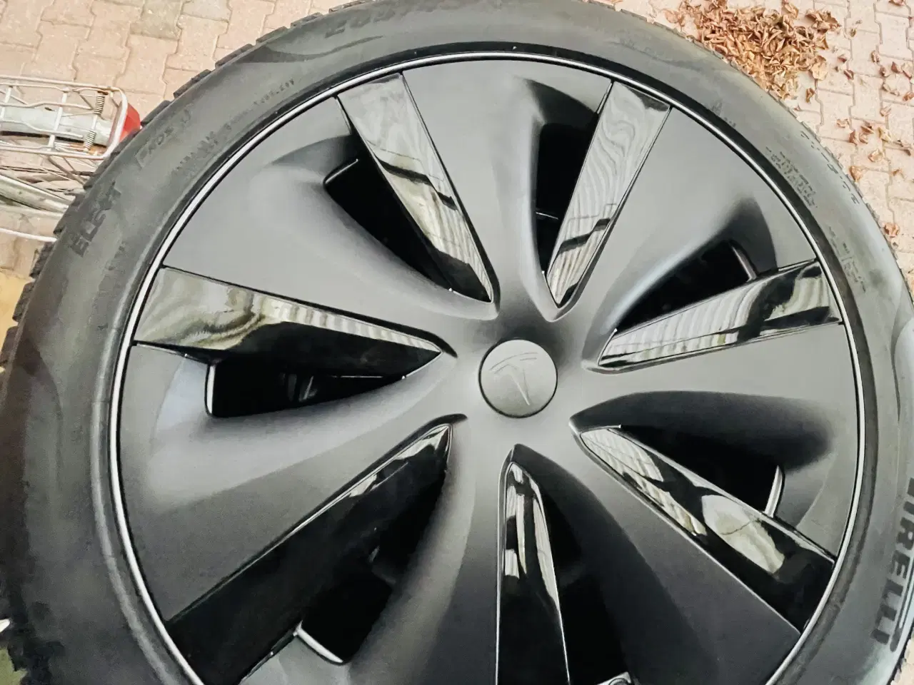 Billede 1 - Tesla winter tyres and rims