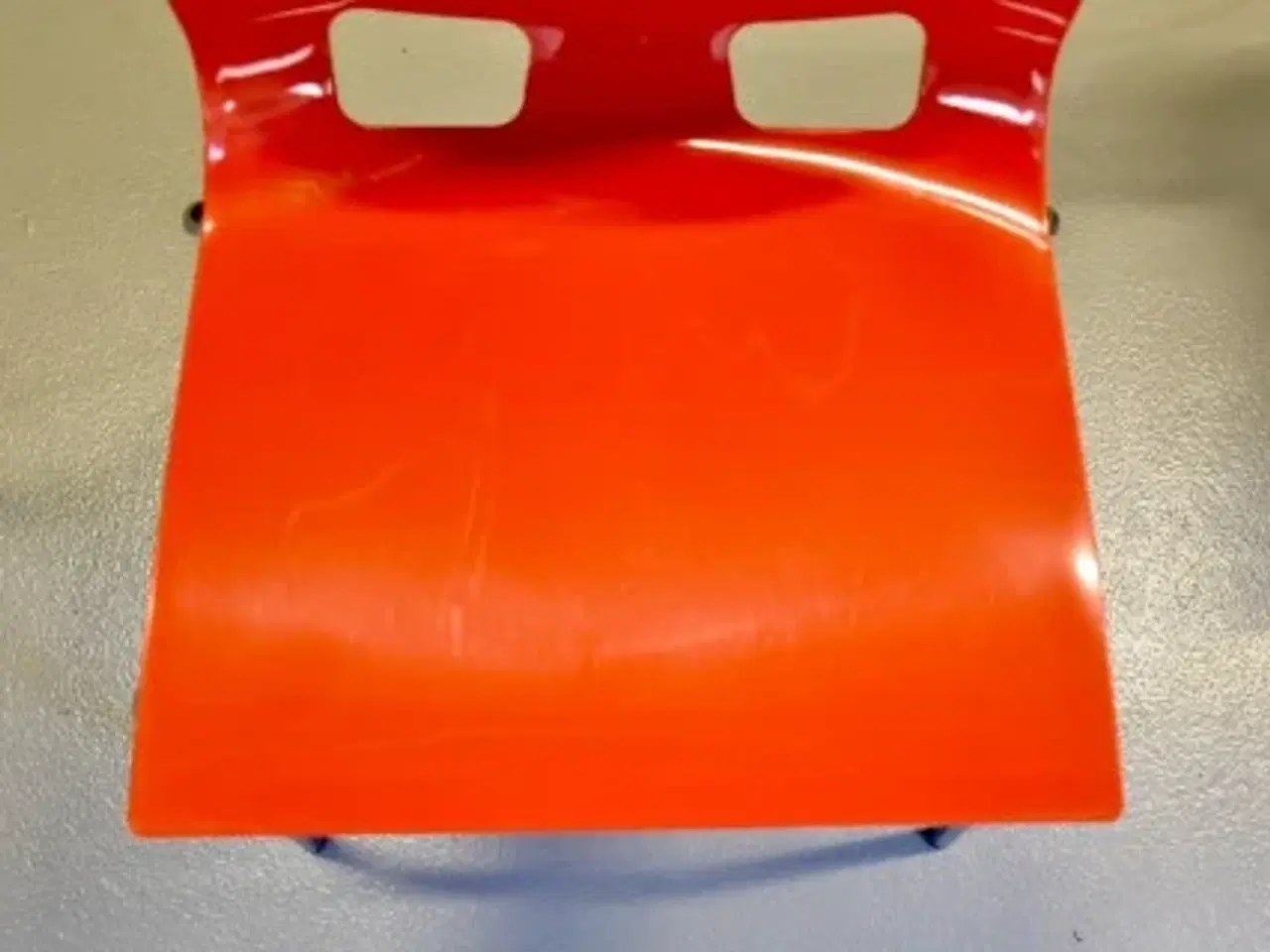 Billede 6 - Skalstol i rød plast med krom stel