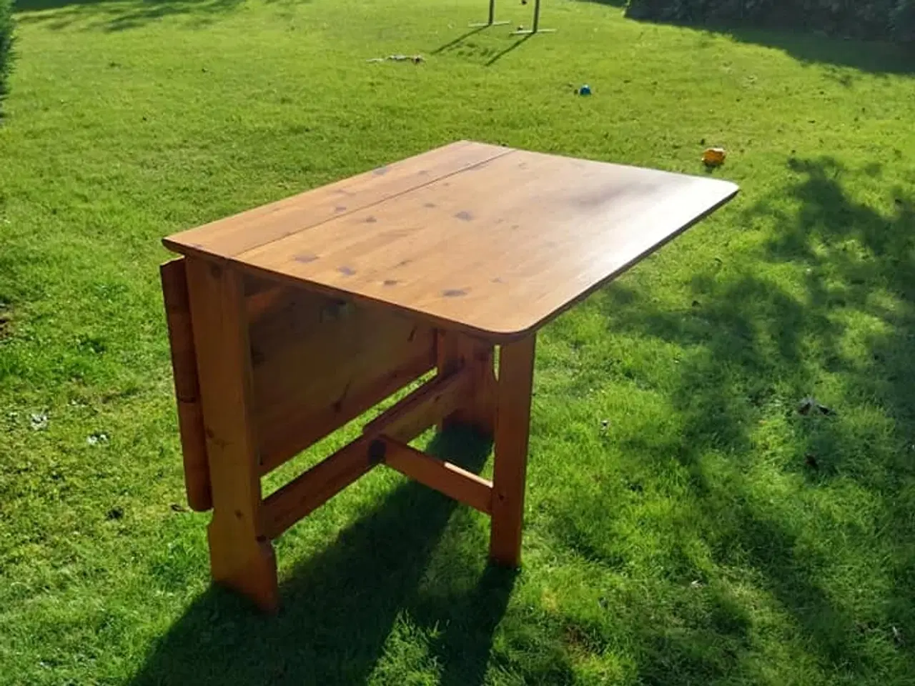 Billede 4 - BUTTERFLY bord - lakeret fyrretræsbord